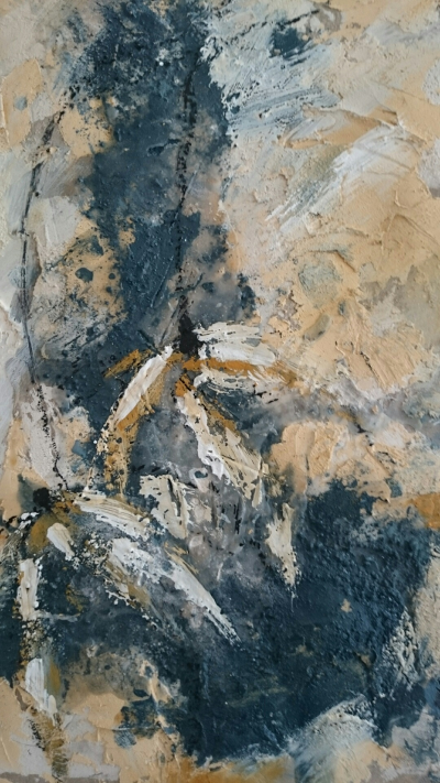 Abstraktes Gemälde mit Spachteltechnik in Grau, Beige und Weiß.