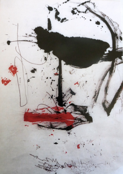 Abstraktes Gemälde mit schwarzen und roten Spritzern auf Weiß.