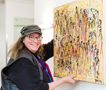 Frau hält abstraktes Menschenbild.