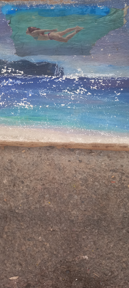 Gemälde: Vordergrund braune Erde, weißer Bereich als Übergang zum Wasser in dem wiederum in einem grünen Bereich eine Frau im Bikini schwimmt.