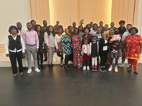 Gruppe verschieden alter Menschen beim Gruppenfoto