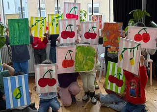 Kinder halten ihre Bilder hoch
