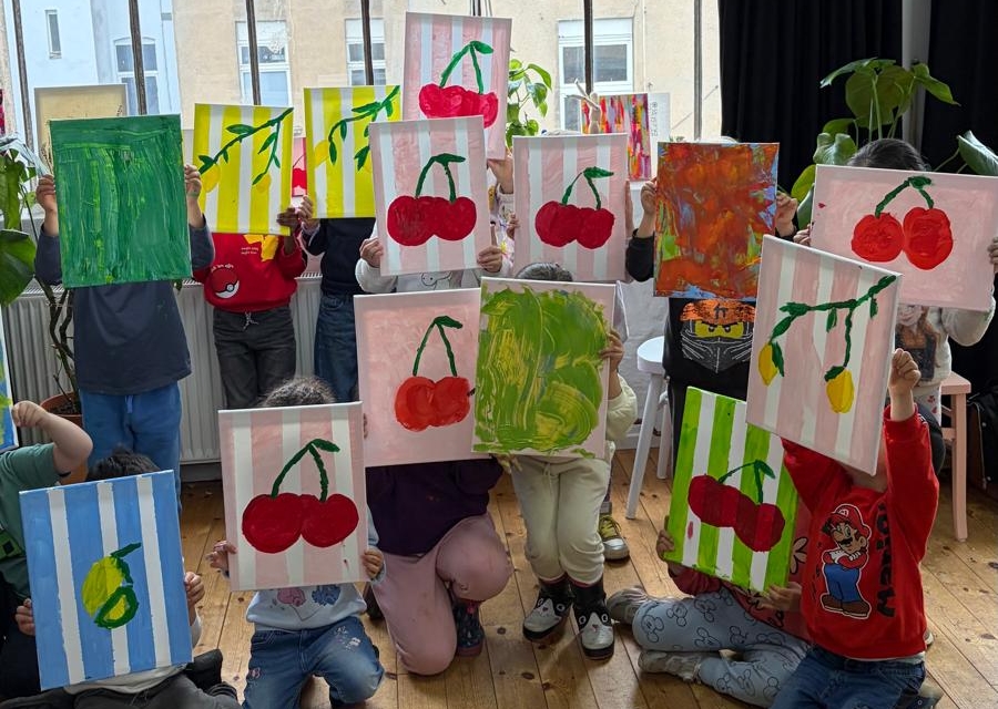 Kinder halten ihre Bilder hoch