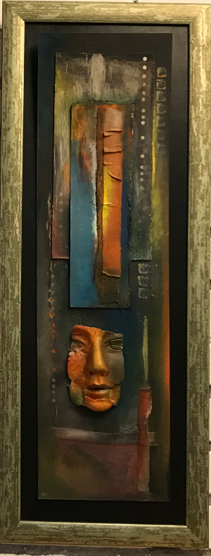 Gerahmtes, vertikales Kunstwerk mit abstrakten Formen, Farben und einer Gesichtsmaske.