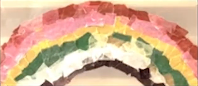 Regenbogen aus zerknittertem Material.