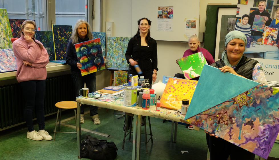 Künstler:innen im Atelier mit ihren Werken