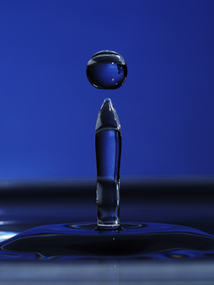 Wassertropfen auf blauer Oberfläche