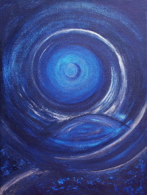 Rundes, abstraktes Gemälde in Blautönen mit einem Wirbelmuster.