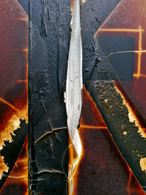 Abstraktes Gemälde mit schwarzer, brauner und weißer Farbe, die rissige Texturen bilden.