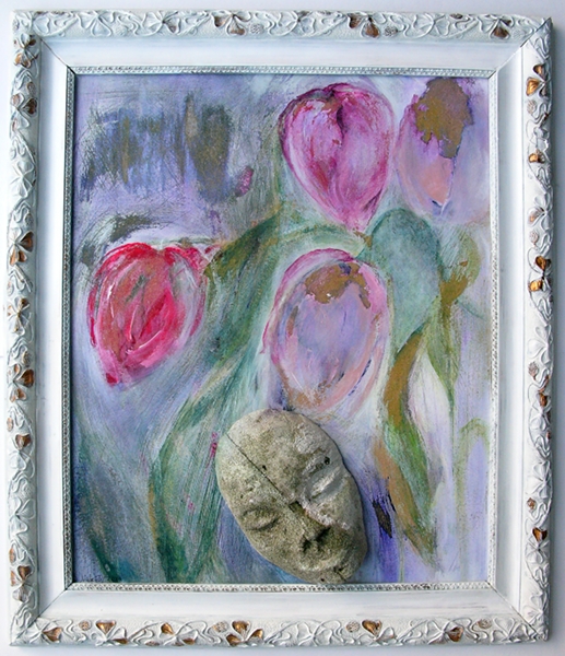 Gerahmtes Gemälde von rosa Blumen, mit einer kleinen Steinmaske.